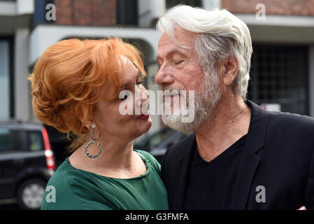 Düsseldorf, Deutschland. 10. Juni 2016. Schauspieler Juergen Prochnow posiert mit seiner Frau Verena Wengler in Düsseldorf, 10. Juni 2016. Der Film-Museum-Düsseldorf begann ein Filmprogramm zu Ehren von Prochnow, Eröffnung mit "Sterben Verrohung des Franz Blum". Prochnow erhielt internationale Anerkennung für seine Rolle als u-Boot-Kapitän in dem Film "Das Boot". Foto: HORST OSSINGER, Dpa/Alamy Live-Nachrichten Stockfoto