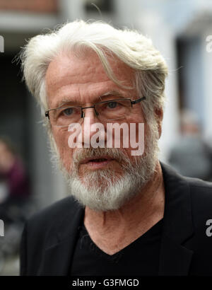 Düsseldorf, Deutschland. 10. Juni 2016. Schauspieler Jürgen Prochnow posiert in Düsseldorf, 10. Juni 2016. Der Film-Museum-Düsseldorf begann ein Filmprogramm zu Ehren von Prochnow, Eröffnung mit "Sterben Verrohung des Franz Blum". Prochnow erhielt internationale Anerkennung für seine Rolle als u-Boot-Kapitän in dem Film "Das Boot". Foto: HORST OSSINGER, Dpa/Alamy Live-Nachrichten Stockfoto