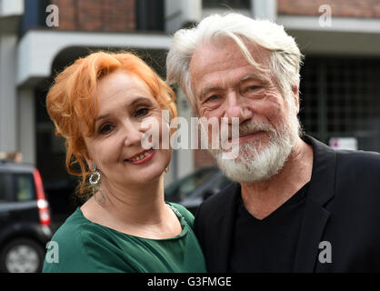 Düsseldorf, Deutschland. 10. Juni 2016. Schauspieler Juergen Prochnow posiert mit seiner Frau Verena Wengler in Düsseldorf, 10. Juni 2016. Der Film-Museum-Düsseldorf begann ein Filmprogramm zu Ehren von Prochnow, Eröffnung mit "Sterben Verrohung des Franz Blum". Prochnow erhielt internationale Anerkennung für seine Rolle als u-Boot-Kapitän in dem Film "Das Boot". Foto: HORST OSSINGER, Dpa/Alamy Live-Nachrichten Stockfoto