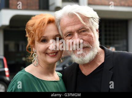 Düsseldorf, Deutschland. 10. Juni 2016. Schauspieler Juergen Prochnow posiert mit seiner Frau Verena Wengler in Düsseldorf, 10. Juni 2016. Der Film-Museum-Düsseldorf begann ein Filmprogramm zu Ehren von Prochnow, Eröffnung mit "Sterben Verrohung des Franz Blum". Prochnow erhielt internationale Anerkennung für seine Rolle als u-Boot-Kapitän in dem Film "Das Boot". Foto: HORST OSSINGER, Dpa/Alamy Live-Nachrichten Stockfoto