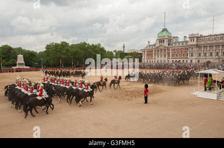 London, Großbritannien. 11th. Juni 2016. HM Königin Elizabeth II. Grüßt und inspiziert die Parade bei der diesjährigen Queen's Birthday Parade vor Ihrer Majestät der Königin. Die berittene Kavallerie fährt am Trab in einer Staubwolke vorbei. Quelle: Malcolm Park/Alamy Live News. Stockfoto