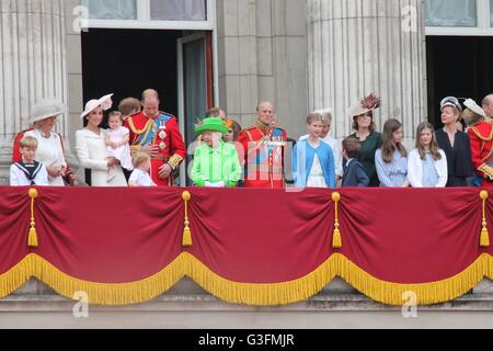 Königliche Familie, Buckingham Palace, London, Juni 2016 - die Farbe Zeremonie, Prinzessin Charlottes zum ersten Mal auf Königliche Balkon am Buckingham Palace für Königin Elizabeth II Geburtstag. Auch die Teilnahme an Prinz Harry, Prinz William, Kate Middleton, Prinzessin Charlotte, Prince George, Herzog von Edinburgh, Prinz Philip, Prinz Charles, Camilla Foto-, Lager, Foto, Bild, Bild Stockfoto