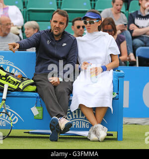 Tenniszentrum Nottingham, Nottingham, UK. 11. Juni 2016. Aegon WTA Nottingham Tag der offenen Tür 8. Saisai Zheng von China immer einige Ratschläge von ihrem Trainer während einer Pause in spielen Credit: Action Plus Sport/Alamy Live News Stockfoto