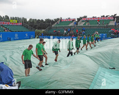 Tenniszentrum Nottingham, Nottingham, UK. 11. Juni 2016. Aegon WTA Nottingham Tag der offenen Tür 8. Regen hat aufgehört und Vorbereitungen im Gange, um die Abdeckungen aus entfernen Center Court Credit: Action Plus Sport/Alamy Live News Stockfoto