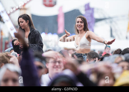 Manchester, UK. 11. Juni 2016.  Festivalbesucher nass am Parklife 2016 präsentiert ByThe Warehouse-Projekt an Heaton Park Manchester 05.11.2016 Credit: Gary Mather/Alamy Live News Stockfoto