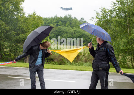 Ramstein-Miesenbach, Deutschland. 11. Juni 2016. Friedensaktivist bilden eine Menschenkette während der Kampagne "Stopp-Ramstein" auf die Straße in Richtung der US-Air Force Base in Ramstein-Miesenbach, Deutschland, 11. Juni 2016. Sie demonstrieren gegen die US-amerikanischen Luftwaffenstützpunkt und seine Rolle in den Drohnenkrieg. Foto: OLIVER DIETZE/Dpa/Alamy Live News Stockfoto