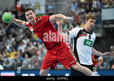 Mannheim, Deutschland. 8. Juni 2016. Russlands Dmitrii Zhitnikov (l) gewinnt durch gegen Deutschlands Finn Lemke in der Handball-Spiel in der SAP Arena in Mannheim, Deutschland, 8. Juni 2016. Foto: Uwe Ansprach/Dpa/Alamy Live News Stockfoto