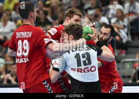 Mannheim, Deutschland. 8. Juni 2016. Deutschlands Hendrik Pekeler (c) und Russlands Dmitrii Zhitnikov (l-R), Gleb Kalarash und Samvel Aslanian in Aktion während der internationalen Handball passen zwischen Deutschland und Russland in SAP-Arena in Mannheim, Deutschland, 8. Juni 2016. Foto: Uwe Ansprach/Dpa/Alamy Live News Stockfoto