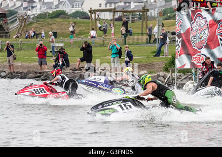 Crosby, Liverpool, Merseyside, 11. Juni 2016.  Crosby Park Marina statt JSRA British Jet Sport Championships.  Diese amphibische Tiere, Verpackung 400PS, können oben 90 km/h als sie Unschärfe übergeben die beobachten Massen.  Mit einer 0-60 Zeit von weniger als 3 Sekunden war die Startlinie der Place to be, Regenschutz empfohlen für diejenigen, die mutig genug. Bildnachweis: Cernan Elias/Alamy Live-Nachrichten Stockfoto