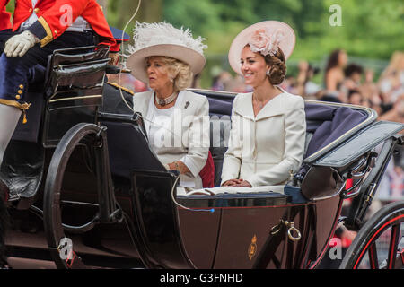 London, UK. 11. Juni 2016.  Der Herzoginnen von Cambridge und Cornwall Pass über die Mall - Queens 90. Geburtstag feierte die Tradition Trooping die Farbe sowie eine Flotte auf der Themse. Bildnachweis: Guy Bell/Alamy Live-Nachrichten Stockfoto