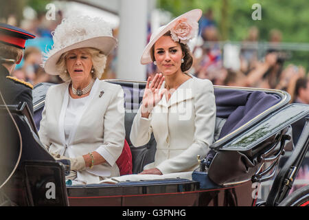 London, UK. 11. Juni 2016.  Der Herzoginnen von Cambridge und Cornwall Pass über die Mall - Queens 90. Geburtstag feierte die Tradition Trooping die Farbe sowie eine Flotte auf der Themse. Bildnachweis: Guy Bell/Alamy Live-Nachrichten Stockfoto