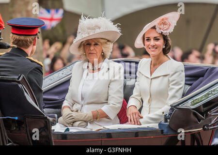 London, UK. 11. Juni 2016.  Der Herzoginnen von Cambridge und Cornwall Pass über die Mall - Queens 90. Geburtstag feierte die Tradition Trooping die Farbe sowie eine Flotte auf der Themse. Bildnachweis: Guy Bell/Alamy Live-Nachrichten Stockfoto