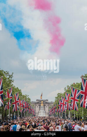 London, UK. 11. Juni 2016.  Ein Durchflug durch die roten Pfeile und andere Flugzeuge der RAF über die Mall - Queens 90. Geburtstag wurde gefeiert, von den traditionellen Trooping die Farbe sowie eine Flottille auf der Themse. Bildnachweis: Guy Bell/Alamy Live-Nachrichten Stockfoto