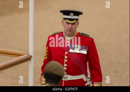 Horse Guards Parade, London, Großbritannien. 11th. Juni 2016. Ausgezeichnete Gäste und Top Messing ankommen und die Vorbereitungen für Trooping the Color Ceremony abgeschlossen. Garnison Sergeant Major Andrew Stokes, verantwortlich für die Parade. Quelle: Malcolm Park/Alamy Live News. Stockfoto