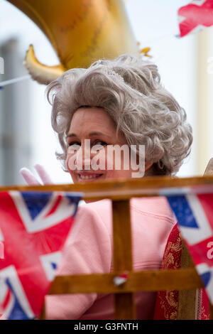 Eastbourne, Großbritannien. 11th. Juni 2016. Carnival-Besucher genießen die Queens 90th Geburtstag auf der jährlichen Eastbourne Karneval, East Sussex, UK Kredit: Ed Brown/Alamy Live News Stockfoto