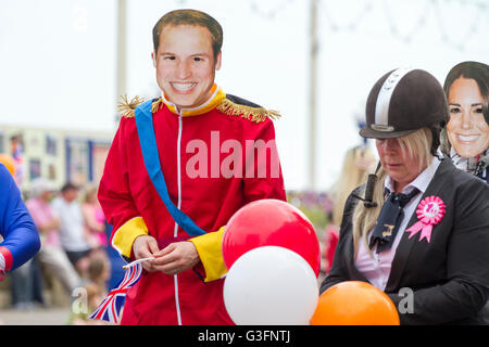 Eastbourne, Großbritannien. 11th. Juni 2016. Carnival-Besucher genießen die Queens 90th Geburtstag auf der jährlichen Eastbourne Karneval, East Sussex, UK Kredit: Ed Brown/Alamy Live News Stockfoto