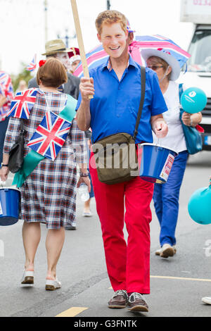 Eastbourne, Großbritannien. 11th. Juni 2016. Carnival-Besucher genießen die Queens 90th Geburtstag auf der jährlichen Eastbourne Karneval, East Sussex, UK Kredit: Ed Brown/Alamy Live News Stockfoto