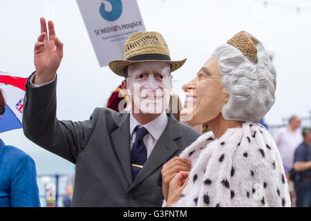 Eastbourne, Großbritannien. 11th. Juni 2016. Carnival-Besucher genießen die Queens 90th Geburtstag auf der jährlichen Eastbourne Karneval, East Sussex, UK Kredit: Ed Brown/Alamy Live News Stockfoto