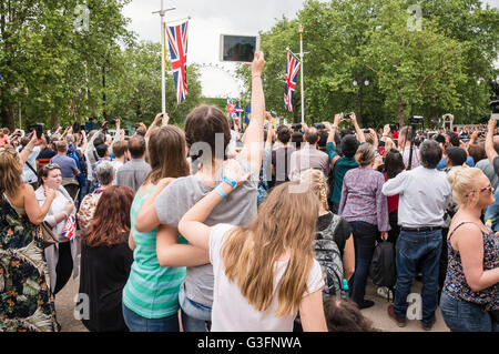 London, UK, 11. Juni 2016, Zuschauer Linie The Mall genießen die Trooping die Farbe-Parade auf der Königin der offiziellen 90. Geburtstag. Stockfoto