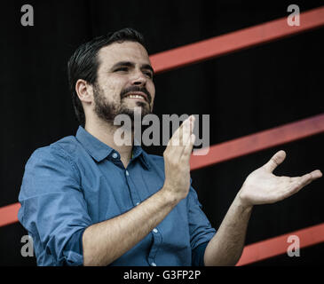 Barcelona, Katalonien, Spanien. 11. Juni 2016. ALBERTO GARZON, Sprecher der "Vereinigten Linken" im spanischen Kongress begrüßt in einer Kampagne Sitzung des Wählerverzeichnisses linke En Comu Podem (zusammen können wir) für die Parlamentswahlen in Barcelona © Matthias Oesterle/ZUMA Draht/Alamy Live News Stockfoto