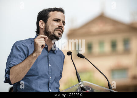 Barcelona, Katalonien, Spanien. 11. Juni 2016. ALBERTO GARZON, Sprecher der "Vereinigten Linken" im spanischen Kongress, spricht auf einer Wahlversammlung Kampagne für Spaniens allgemeine Wahlen in Barcelona © Matthias Oesterle/ZUMA Draht/Alamy Live News Stockfoto