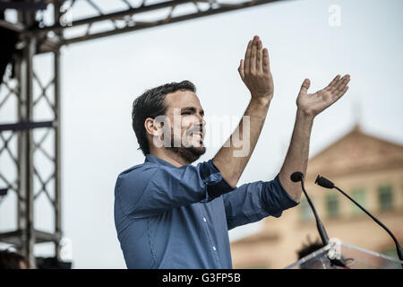 Barcelona, Katalonien, Spanien. 11. Juni 2016. ALBERTO GARZON, Sprecher der "Vereinigten Linken" im spanischen Kongress, spricht auf einer Wahlversammlung Kampagne für Spaniens allgemeine Wahlen in Barcelona © Matthias Oesterle/ZUMA Draht/Alamy Live News Stockfoto