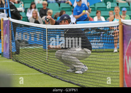 Tenniszentrum Nottingham, Nottingham, UK. 11. Juni 2016. Aegon WTA Nottingham Tag der offenen Tür 8. Net Schiedsrichter am Ende des ersten Set Kredits überprüfen: Action Plus Sport/Alamy Live News Stockfoto