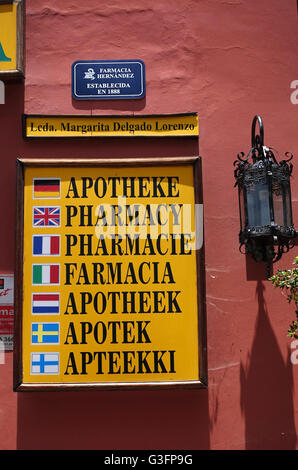 Ein Bild vom 19. Mai 2016 zeigt ein Schild neben der Eingangstür ein "Farmacia" (Englisch: Apotheke) in Los Llanos de Aridane auf der Kanarischen Insel La Palma, auf großformatigen Wort für Apotheke wird übersetzt in sieben Sprachen (Deutsch, Englisch, Französisch, Italienisch, Niederländisch, Schwedisch, Finnisch): Apotheke, Apotheke, Farmacia, Apotheek, Apothek Und Apteekki-. Foto: Jens Kalaene - kein Draht-Dienst- Stockfoto