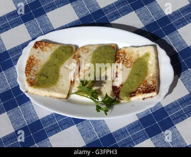 Ein Bild vom 20. Mai 2016 zeigt gebratener Ziegenkäse mit Mojo Verde, eine spanische Sauce mit Kräutern, Knoblauch, Essig und Öl - ein typisches Palmeric Gericht - auf der Kanarischen Insel La Palma, Spanien. Foto: Jens Kalaene - kein Draht-Dienst- Stockfoto