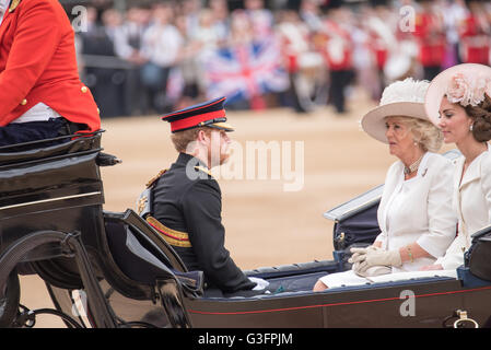 London, UK. 11. Juni 2016.  HRH die Herzogin von Cornwall, Prinz Harry von Wales und seine königliche Hoheit die Herzogin von Cambridge kommen für die Queens Birthday Parade Credit: Ian Davidson/Alamy Live News Stockfoto