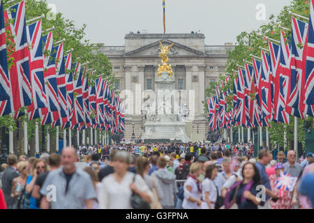 London, UK. 11. Juni 2016. Trooping die Farbe Credit: Andrew Lalchan/Alamy Live-Nachrichten Stockfoto
