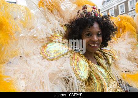 London, UK. 11. Juni 2016. Von Paraiso Schule von Samba Tänzer, heiße brasilianische Samba-Rhythmen auf der Primrose Hill Sommer Messe in London. Bildnachweis: Lebendige Bilder/Alamy Live-Nachrichten Stockfoto