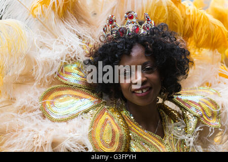 London, UK. 11. Juni 2016. Von Paraiso Schule von Samba Tänzer, heiße brasilianische Samba-Rhythmen auf der Primrose Hill Sommer Messe in London. Bildnachweis: Lebendige Bilder/Alamy Live-Nachrichten Stockfoto