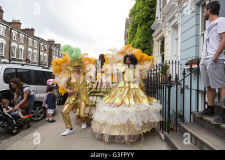 London, UK. 11. Juni 2016. Von Paraiso Schule von Samba Tänzer, heiße brasilianische Samba-Rhythmen auf der Primrose Hill Sommer Messe in London. Bildnachweis: Lebendige Bilder/Alamy Live-Nachrichten Stockfoto