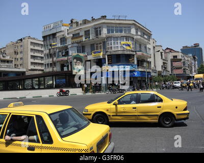 Ein Bild vom 28. Mai 2016 zeigt Taxis fahren durch Teheran, der Hauptstadt des Iran. Foto: Jörg Schurig/dpa Stockfoto