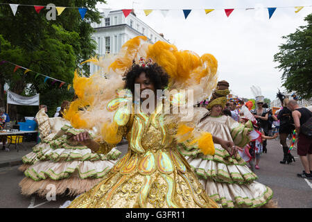 London, UK. 11. Juni 2016. Von Paraiso Schule von Samba Tänzer, heiße brasilianische Samba-Rhythmen auf der Primrose Hill Sommer Messe in London. Bildnachweis: Lebendige Bilder/Alamy Live-Nachrichten Stockfoto