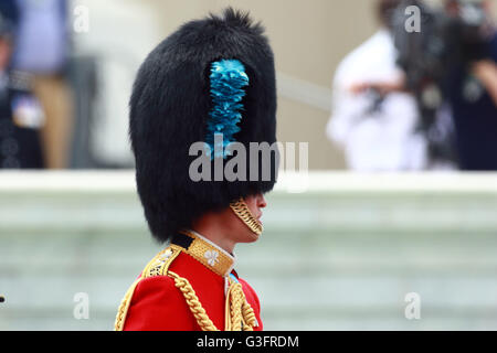 London, UK. 11. Juni 2016. Prinz William, Duke of Cambridge, der Oberst des Regiments der Irish Guards ist, macht seinen Weg zurück zum Buckingham Palace nach Trooping die Farbe 2016. Trooping die Farbe markiert den Queens offiziellen Geburtstag und ist heute etwas ganz besonderes, wie es ihren 90. Geburtstag feiern am Wochenende.  Bildnachweis: Paul Marriott/Alamy Live-Nachrichten Stockfoto