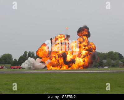 Biggin Hill, UK. 11. Juni 2016. Pyrotechnik begeisterte die Massen an Biggin Hill Festival of Fligh Credit: Keith Larby/Alamy Live News Stockfoto