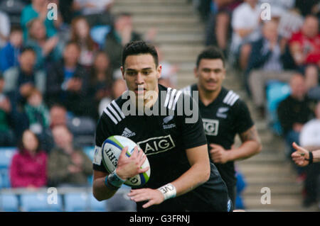 Manchester, UK, 11. Juni 2016, Shaun Stevenson von Neuseeland tauchen Versuchen gegen Irland Kerbe in der Welt Rugby U20 Meisterschaft in Manchester. Credit: Colin Edwards/Alamy leben Nachrichten Stockfoto