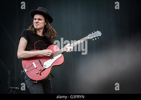 Landgraaf, Niederlande. 10. Juni 2016. Britischer Sänger und Songwriter James Bay im Bild auf der Bühne, während er durchführt Leben beim Pinkpop Festival 2016 in Landgraaf. © Roberto Finizio/Pacific Press/Alamy Live-Nachrichten Stockfoto