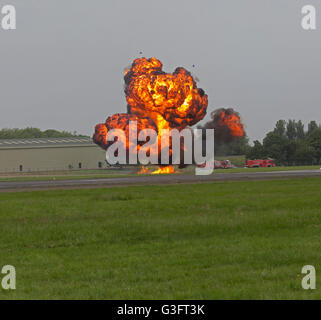 Biggin Hill, UK. 11. Juni 2016. Pyrotechnik begeisterte die Massen an Biggin Hill Festival of Fligh Credit: Keith Larby/Alamy Live News Stockfoto