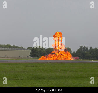 Biggin Hill, UK. 11. Juni 2016. Pyrotechnik begeisterte die Massen an Biggin Hill Festival of Fligh Credit: Keith Larby/Alamy Live News Stockfoto