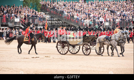 London UK, 11. Juni 2016 HM die Königin verlässt ihr Geburtstag Parade Credit: Ian Davidson/Alamy Live News Stockfoto