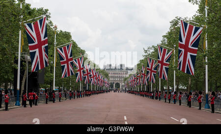 London, UK.  11. Juni 2016.  Die Mall ist gesäumt mit Union Jack-Flaggen während Trooping die Farbe am 90. Geburtstag der Königin. Bildnachweis: Stephen Chung / Alamy Live News Stockfoto