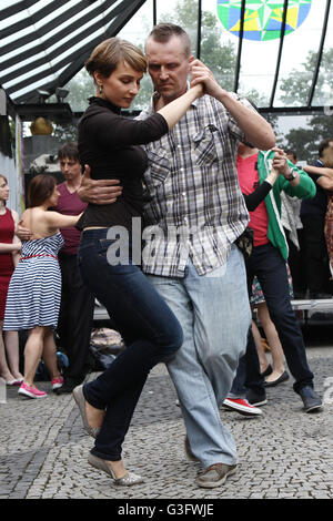 Bratislava, Slowakei. 11. Juni 2016. Leute tanzen Tango Argentino in den Straßen der Altstadt von Bratislava während des internationalen Tango-Marathons "Bratislava Tango Party 2016" in Bratislava, Hauptstadt der Slowakei, 11. Juni 2016. Bildnachweis: Andrej Klizan/Xinhua/Alamy Live-Nachrichten Stockfoto