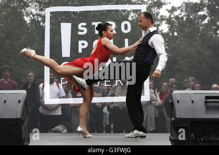 Bratislava, Slowakei. 11. Juni 2016. Professionelle Tango-Tänzer der Gruppe führen Sie auf der Bühne während des internationalen Tango-Marathons "Bratislava Tango Party 2016", in Bratislava, Hauptstadt der Slowakei, 11. Juni 2016. Bildnachweis: Andrej Klizan/Xinhua/Alamy Live-Nachrichten Stockfoto