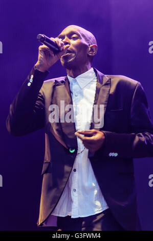 Belfast, Nordirland. 11. Juni 2016 - Lead-Sänger der Electronica Dance Band "Faithless", Maxi Jazz (Maxwell Fraser), Belfast Belsonic Music Festival. Stockfoto