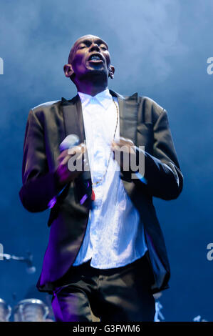 Belfast, Nordirland. 11. Juni 2016 - Lead-Sänger der Electronica Dance Band "Faithless", Maxi Jazz (Maxwell Fraser), Belfast Belsonic Music Festival. Stockfoto