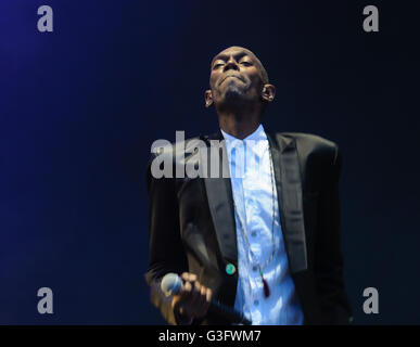 Belfast, Nordirland. 11. Juni 2016 - Lead-Sänger der Electronica Dance Band "Faithless", Maxi Jazz (Maxwell Fraser), Belfast Belsonic Music Festival. Stockfoto