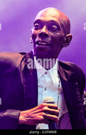 Belfast, Nordirland. 11. Juni 2016 - Lead-Sänger der Electronica Dance Band "Faithless", Maxi Jazz (Maxwell Fraser), Belfast Belsonic Music Festival. Stockfoto